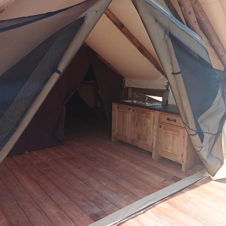 Tente Lodge Pour 5 Personnes En Bordure De La Riviere Allier Au Sein D'Un Petit Camping Saint-Yorre Exterior foto