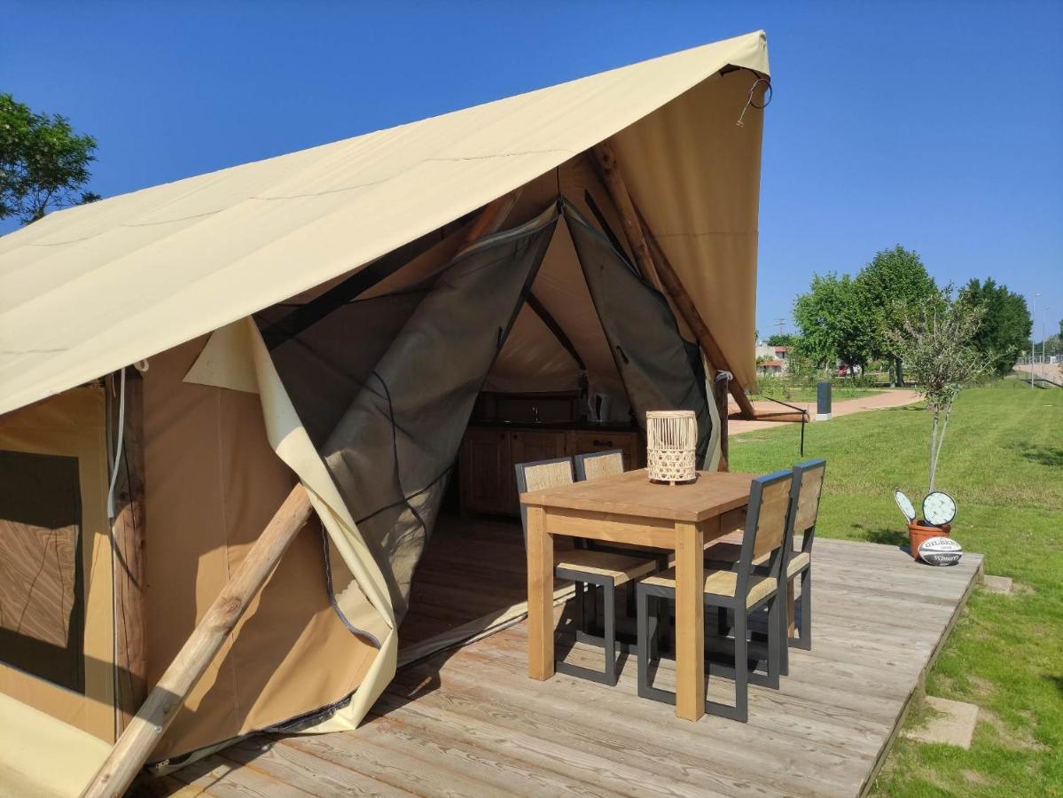 Tente Lodge Pour 5 Personnes En Bordure De La Riviere Allier Au Sein D'Un Petit Camping Saint-Yorre Exterior foto